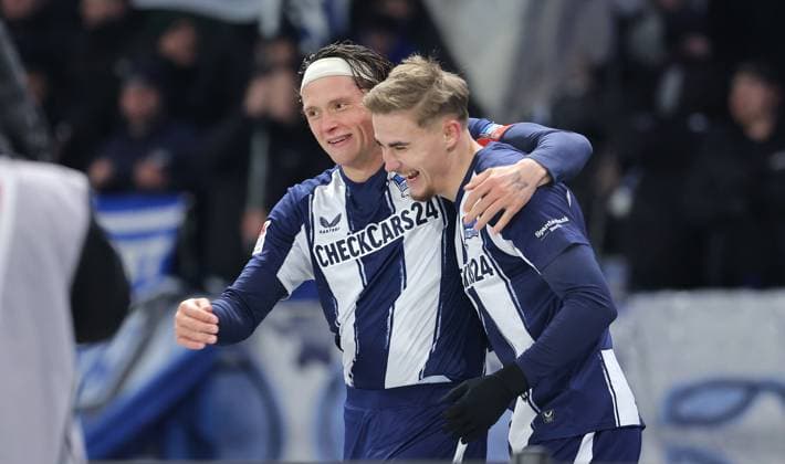 Marten Winkler jubelt nach 1:0 mit Fabian Reese Freude Emotion Jubel Fußball Fussball DFL 2.Bundesliga Herren 13. Spieltag Saison 2025 2026 21.11.2025 Hertha BSC Berlin vs. Eintracht Braunschweig BTSV DFL regulations prohibit any use of photographs as image sequences and or quasi-video