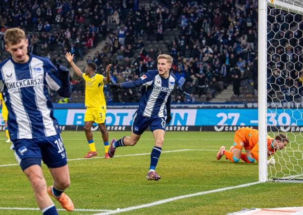 Fussball, Herren, Saison 2025 2026, 2. Bundesliga (13. Spieltag), Hertha BSC - Eintracht Braunschweig, Marten Winkler (Hertha BSC), Jubel nach Tor zum 1:0, 21.11. 2025,