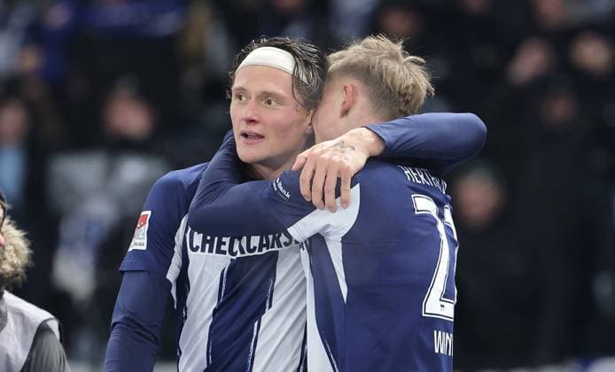 Marten Winkler jubelt nach 1:0 mit Fabian Reese Freude Emotion Jubel Fußball Fussball DFL 2.Bundesliga Herren 13. Spieltag Saison 2025 2026 21.11.2025 Hertha BSC Berlin vs. Eintracht Braunschweig BTSV DFL regulations prohibit any use of photographs as image sequences and or quasi-video