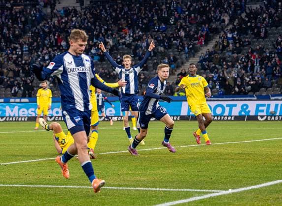 Fussball, Herren, Saison 2025 2026, 2. Bundesliga (13. Spieltag), Hertha BSC - Eintracht Braunschweig, v.l. Michael Cuisance (Hertha BSC), Luca Schuler (Hertha BSC), Marten Winkler (Hertha BSC), Jubel nach Tor zum 1:0, 21.11. 2025,