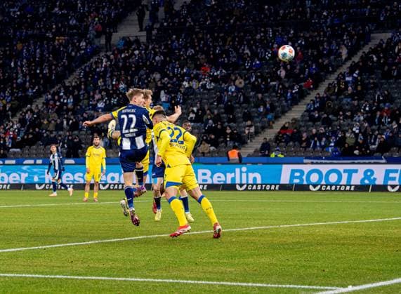 Fussball, Herren, Saison 2025 2026, 2. Bundesliga (13. Spieltag), Hertha BSC - Eintracht Braunschweig, v.l. Marten Winkler (Hertha BSC) erzielt das Tor zum 1:0 gegen Lukas Frenkert (Braunschweig) und Fabio Di Michele Sanchez (Braunschweig), 21.11. 2025,