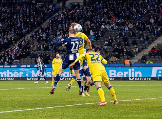 Fussball, Herren, Saison 2025 2026, 2. Bundesliga (13. Spieltag), Hertha BSC - Eintracht Braunschweig, v.l. Marten Winkler (Hertha BSC) erzielt das Tor zum 1:0 gegen Lukas Frenkert (Braunschweig) und Fabio Di Michele Sanchez (Braunschweig), 21.11. 2025,