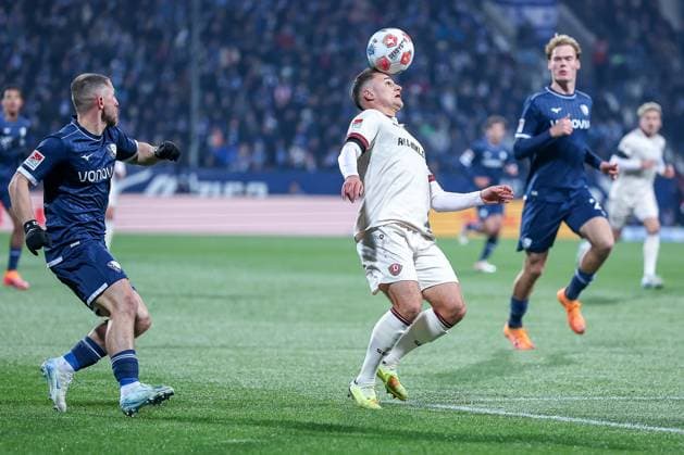 21.10.2025, Fußball, VfL Bochum - SG Dynamo Dresden, 2. Fußball Bundesliga, Vonovia Ruhrstadion, Saison 2025 2026: Maximilian Wittek (VfL Bochum 32) im Zweikampf gegen Jakob Lemmer (Dynamo Dresden 10) DFB regulations prohibit any use of photographs as image sequences and or quasi-video. Nordrhein-Westfalen Deutschland