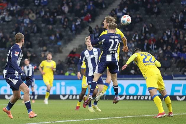 21.11.2025, xtgx, Fussball 2. Bundesliga, Hertha BSC Berlin - Eintracht Braunschweig emspor, v.l. Marten Winkler (Hertha, 22) schiesst Tor, schießt, Torschuetze, erzielt Tor, Treffer, scores the goal 1:0 (DFL DFB REGULATIONS PROHIBIT ANY USE OF PHOTOGRAPHS as IMAGE SEQUENCES and or QUASI-VIDEO) Berlin