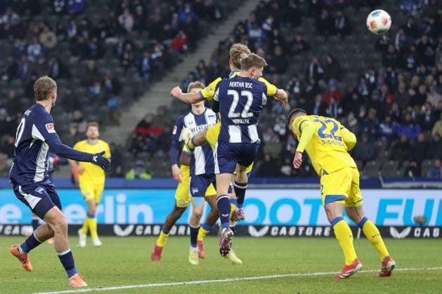 21.11.2025, xtgx, Fussball 2. Bundesliga, Hertha BSC Berlin - Eintracht Braunschweig emspor, v.l. Marten Winkler (Hertha, 22) schiesst Tor, schießt, Torschuetze, erzielt Tor, Treffer, scores the goal 1:0 (DFL DFB REGULATIONS PROHIBIT ANY USE OF PHOTOGRAPHS as IMAGE SEQUENCES and or QUASI-VIDEO) Berlin