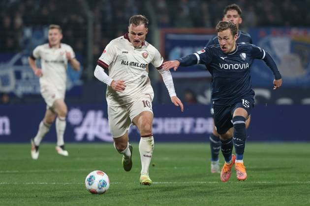 2. Bundesliga - VfL Bochum - SG Dynamo Dresden am 21.11.2025 im Vonovia Ruhrstadion in Bochum Jakob Lemmer (Dresden 10) gegen Felix Passlack (Bochum 15)