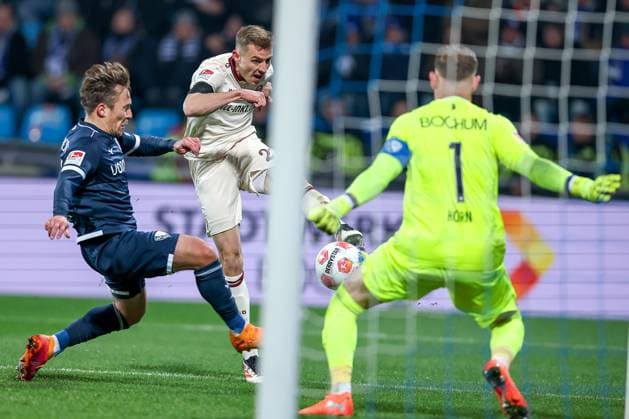 21.10.2025, Fußball, VfL Bochum - SG Dynamo Dresden, 2. Fußball Bundesliga, Vonovia Ruhrstadion, Saison 2025 2026: Niklas Hauptmann (Dynamo Dresden 27) beim Schuss auf das Tor von Torwart Timo Horn (VfL Bochum 01) DFB regulations prohibit any use of photographs as image sequences and or quasi-video. Nordrhein-Westfalen Deutschland