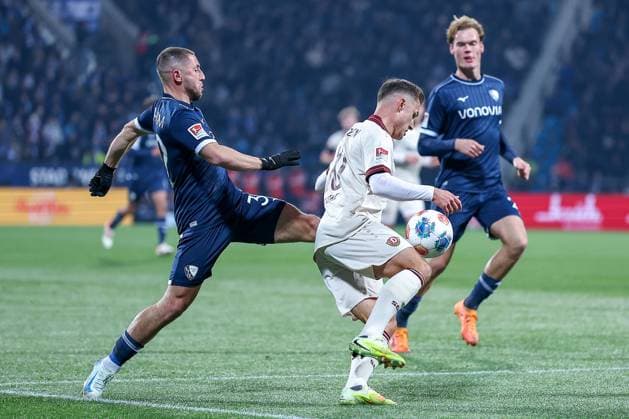 21.10.2025, Fußball, VfL Bochum - SG Dynamo Dresden, 2. Fußball Bundesliga, Vonovia Ruhrstadion, Saison 2025 2026: Maximilian Wittek (VfL Bochum 32) im Zweikampf gegen Jakob Lemmer (Dynamo Dresden 10) DFB regulations prohibit any use of photographs as image sequences and or quasi-video. Nordrhein-Westfalen Deutschland