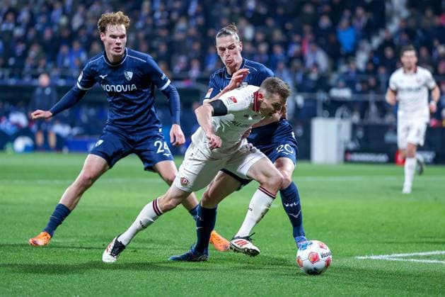 21.10.2025, Fußball, VfL Bochum - SG Dynamo Dresden, 2. Fußball Bundesliga, Vonovia Ruhrstadion, Saison 2025 2026: Niklas Hauptmann (Dynamo Dresden 27) im Zweikampf gegen Mats Pannewig (VfL Bochum 24) Noah Loosli (VfL Bochum 20) DFB regulations prohibit any use of photographs as image sequences and or quasi-video. Nordrhein-Westfalen Deutschland