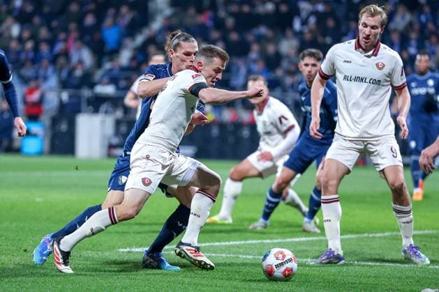 21.10.2025, Fußball, VfL Bochum - SG Dynamo Dresden, 2. Fußball Bundesliga, Vonovia Ruhrstadion, Saison 2025 2026: Niklas Hauptmann (Dynamo Dresden 27) im Zweikampf gegen Mats Pannewig (VfL Bochum 24) Noah Loosli (VfL Bochum 20) DFB regulations prohibit any use of photographs as image sequences and or quasi-video. Nordrhein-Westfalen Deutschland