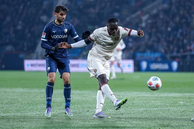 21.10.2025, Fußball, VfL Bochum - SG Dynamo Dresden, 2. Fußball Bundesliga, Vonovia Ruhrstadion, Saison 2025 2026: Gerrit Holtmann (VfL Bochum 17) im Zweikampf gegen Kofi Amoako (Dynamo Dresden 06) DFB regulations prohibit any use of photographs as image sequences and or quasi-video. Nordrhein-Westfalen Deutschland