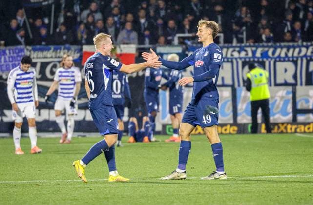 Deutschland: 3. Liga 2025 26, 15. Spieltag - TSG Hoffenheim II vs MSV Duisburg, Dietmar-Hopp-Stadion (Sinsheim): Yannik¯Lührs Yannik¯Luehrs, (TSG¯1899¯Hoffenheim¯II, 49) bejubelt 4:0 mit Valentin¯Lässig Valentin¯Laessig, (TSG¯1899¯Hoffenheim¯II, 6) Sinsheim Dietmar-Hopp-Stadion Baden-Württemberg Deutschland Copyright: xBenedictxChristx