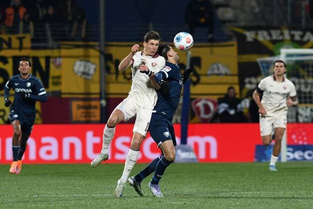 Alexander Rossipal (Dynamo Dresden) und Gerrit Holtmann (VfL Bochum) im Zweikampf waehrend des Spiels der 2. Bundesliga zwischen VfL Bochum und Dynamo Dresden, Vonovia Ruhrstadion am 21. November 2025 in Bochum, Deutschland. (Foto von Ralf Treese DeFodi Images) +++ Alexander Rossipal (Dynamo Dresden) und Gerrit Holtmann (VfL Bochum) battle for the ball during the 2. Bundesliga match between VfL Bochum and Dynamo Dresden at Vonovia Ruhrstadion on November 21, 2025 in Bochum, Germany. (Photo by Ralf Treese DeFodi Images) (Photo by Ralf Treese DeFodi Images)