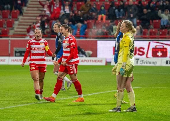 Fußball, Frauen, Saison 2025 2026, Google Pixel Frauen-Bundesliga (11. Spieltag), 1. FC Union Berlin - Hamburger SV, v. l. Lisa Heiseler (1. Frauen 1. FC Union), Sophie Weidauer (1. Frauen 1. FC Union), Jubel nach Tor zum 1:0, Torfrau Larissa Haidner (Hamburger SV), 21.11. 2025, Copyright: xMatthiasxKochx