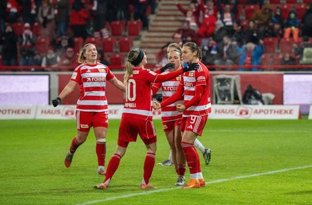 Fußball, Frauen, Saison 2025 2026, Google Pixel Frauen-Bundesliga (11. Spieltag), 1. FC Union Berlin - Hamburger SV, v. l. Dina Orschmann (1. Frauen 1. FC Union), Eileen Campbell (1. Frauen 1. FC Union), Lisa Heiseler (1. Frauen 1. FC Union), Sophie Weidauer (1. Frauen 1. FC Union), Jubel nach Tor zum 1:0, 21.11. 2025, Copyright: xMatthiasxKochx