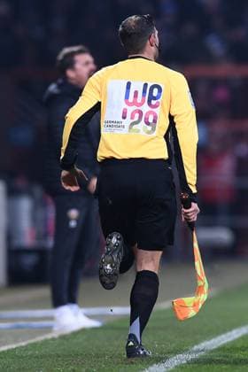 Fußball 2. Bundesliga 13. Spieltag VfL Bochum - Dynamo Dresden am 21.11.2025 im Vonovia Ruhrstadion in Bochum Werbung auf dem Trikot von Schiedsrichter Assistent Manuel Bergmann mit der Aufschrift: we 29 Germany Candidate for UEFA Womens EURO 2029 DFL regulations prohibit any use of photographs as image sequences and or quasi-video.