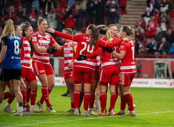 Fußball, Frauen, Saison 2025 2026, Google Pixel Frauen-Bundesliga (11. Spieltag), 1. FC Union Berlin - Hamburger SV, Union-Jubel nach Tor zum 1:0, 21.11. 2025, Copyright: xMatthiasxKochx