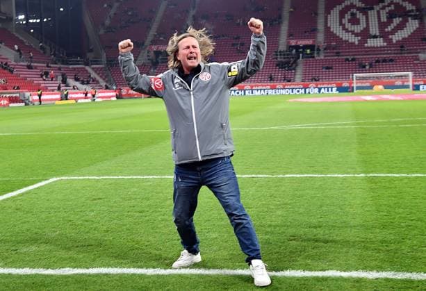 21.11.2025, xhbx, Fussball 1.Bundesliga, FSV Mainz 05 - TSG Hoffenheim v.l. Trainer Bo Henriksen (FSV Mainz 05) feuert vor dem Spiel die Fans an (DFL DFB REGULATIONS PROHIBIT ANY USE OF PHOTOGRAPHS as IMAGE SEQUENCES and or QUASI-VIDEO) Mainz