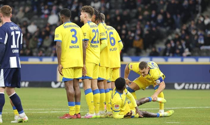 Sven Köhler zieht am Bein von Christian Conteh, Braunschweiger Freistoßmauer Fußball Fussball DFL 2.Bundesliga Herren 13. Spieltag Saison 2025 2026 21.11.2025 Hertha BSC Berlin vs. Eintracht Braunschweig BTSV DFL regulations prohibit any use of photographs as image sequences and or quasi-video