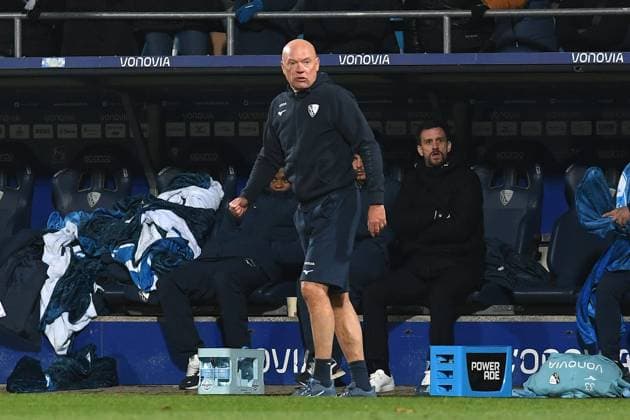 Trainer Uwe Rösler (VfL Bochum) schaut waehrend des Spiels der 2. Bundesliga zwischen VfL Bochum und Dynamo Dresden, Vonovia Ruhrstadion am 21. November 2025 in Bochum, Deutschland. (Foto von Ralf Treese DeFodi Images) +++ Trainer Uwe Rösler (VfL Bochum) looks on during the 2. Bundesliga match between VfL Bochum and Dynamo Dresden at Vonovia Ruhrstadion on November 21, 2025 in Bochum, Germany. (Photo by Ralf Treese DeFodi Images) (Photo by Ralf Treese DeFodi Images)
