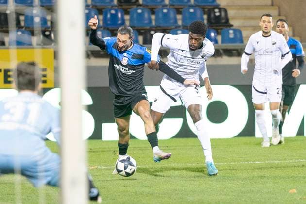 Regionalliga Südwest: FSV Frankfurt - SV Sandhausen, 21.11.2025 Giorgio del Vecchio (FSV Frankfurt 8) & Kwabe Schulz (SV Sandhausen 2) im zweikampf um den Ball, FSV Frankfurt - SV Sandhausen, Frankfurt, PSD Bank Arena, 21.11.2025 Copyright: xBEAUTIFULxSPORTS Gawlikx