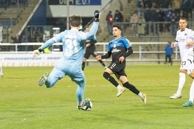 Regionalliga Südwest: FSV Frankfurt - SV Sandhausen, 21.11.2025 Lukas Schneller (SV Sandhausen 31) klärt den aBall vor Ismail Harnafi (FSV Frankfurt 11), FSV Frankfurt - SV Sandhausen, Frankfurt, PSD Bank Arena, 21.11.2025 Copyright: xBEAUTIFULxSPORTS Gawlikx