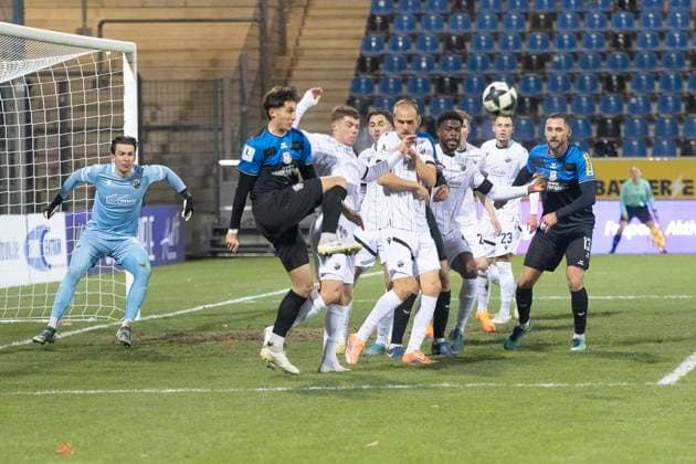Regionalliga Südwest: FSV Frankfurt - SV Sandhausen, 21.11.2025 Action im Strafraum Sandhausens, mit Kwabe Schulz (SV Sandhausen 2) & Lukas Schneller (SV Sandhausen 31) & Lukas Gottwalt (FSV Frankfurt 13) & Cas Peters (FSV Frankfurt 10) & Niklas Tarnat (SV Sandhausen 6), FSV Frankfurt - SV Sandhausen, Frankfurt, PSD Bank Arena, 21.11.2025 Copyright: xBEAUTIFULxSPORTS Gawlikx
