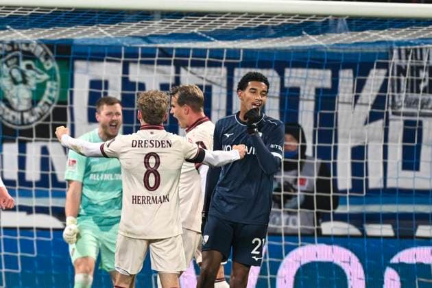 Francis Onyeka (Bochum 21) unzufrieden enttäuscht enttaeuscht niedergeschlagen frustriert, nach verschossenem Elfmeter 21.11.2025 Fussball VfL Bochum vs SG Dynamo Dresden, Vonovia Ruhrstadion, Bochum, DFB DFL REGULATIONS PROHIBIT ANY USE OF PHOTOGRAPHS AS IMAGE SEQUENCES AND OR QUASI-VIDEO