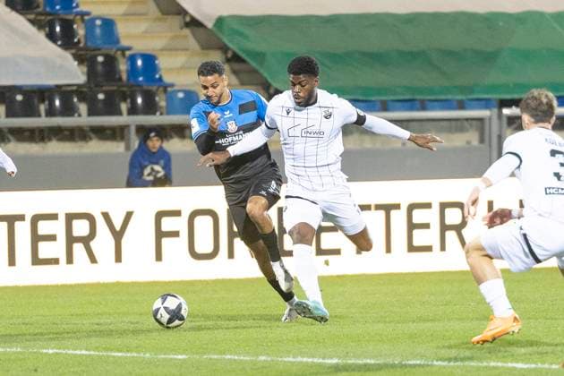 Regionalliga Südwest: FSV Frankfurt - SV Sandhausen, 21.11.2025 Amin Farouk (FSV Frankfurt 9) & Kwabe Schulz (SV Sandhausen 2) im zweikamf um den Ball, FSV Frankfurt - SV Sandhausen, Frankfurt, PSD Bank Arena, 21.11.2025 Copyright: xBEAUTIFULxSPORTS Gawlikx