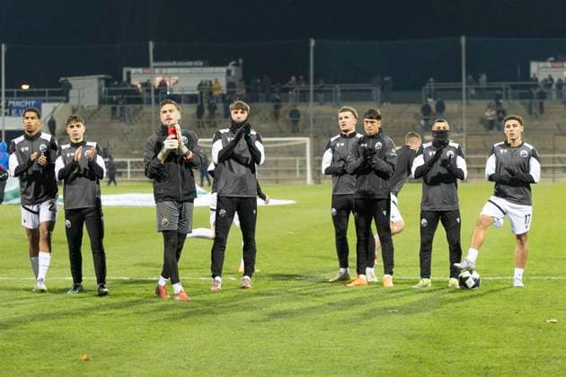 Regionalliga Südwest: FSV Frankfurt - SV Sandhausen, 21.11.2025 Yanis Outman (SV Sandhausen 17) & Arthur Lyska (SV Sandhausen 1) und weitere Spieler vor dem Gästeblock in Frankfurt, FSV Frankfurt - SV Sandhausen, Frankfurt, PSD Bank Arena, 21.11.2025 Copyright: xBEAUTIFULxSPORTS Gawlikx