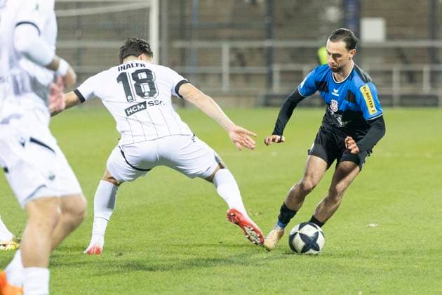 Regionalliga Südwest: FSV Frankfurt - SV Sandhausen, 21.11.2025 Berk Inaler (SV Sandhausen 18) & im Kampf um den Ball, FSV Frankfurt - SV Sandhausen, Frankfurt, PSD Bank Arena, 21.11.2025 Copyright: xBEAUTIFULxSPORTS Gawlikx