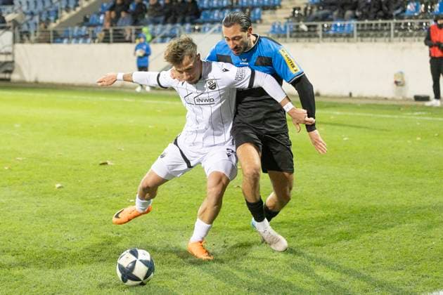 Regionalliga Südwest: FSV Frankfurt - SV Sandhausen, 21.11.2025 Louis Kolbe (SV Sandhausen 3) & Giorgio del Vecchio (FSV Frankfurt 8) kämpfen um den Ball, FSV Frankfurt - SV Sandhausen, Frankfurt, PSD Bank Arena, 21.11.2025 Copyright: xBEAUTIFULxSPORTS Gawlikx