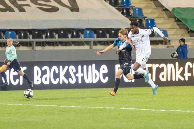 Regionalliga Südwest: FSV Frankfurt - SV Sandhausen, 21.11.2025 Timo Hildmann (FSV Frankfurt 21) & Kwabe Schulz (SV Sandhausen 2) im Laufduell u mden Ball, FSV Frankfurt - SV Sandhausen, Frankfurt, PSD Bank Arena, 21.11.2025 Copyright: xBEAUTIFULxSPORTS Gawlikx