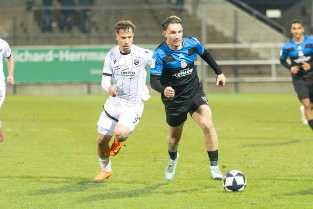 Regionalliga Südwest: FSV Frankfurt - SV Sandhausen, 21.11.2025 Cas Peters (FSV Frankfurt 10) & Kwabe Schulz (SV Sandhausen 2), FSV Frankfurt - SV Sandhausen, Frankfurt, PSD Bank Arena, 21.11.2025 Copyright: xBEAUTIFULxSPORTS Gawlikx