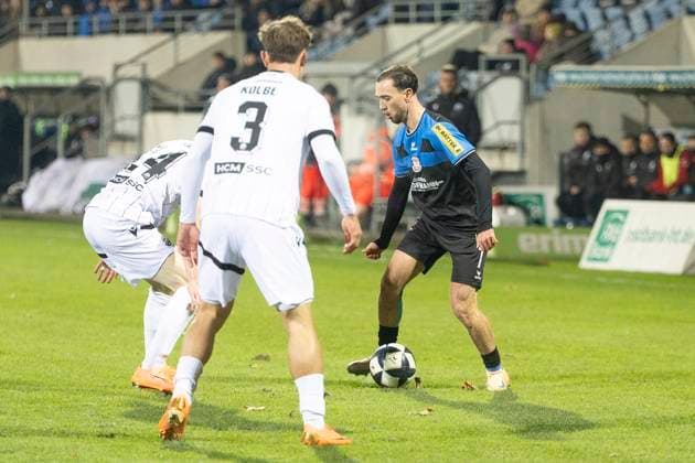 Regionalliga Südwest: FSV Frankfurt - SV Sandhausen, 21.11.2025 Ken Gipson (SV Sandhausen 24) & Louis Kolbe (SV Sandhausen 3) & .f7., FSV Frankfurt - SV Sandhausen, Frankfurt, PSD Bank Arena, 21.11.2025 Copyright: xBEAUTIFULxSPORTS Gawlikx