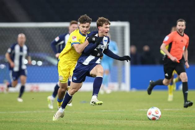 21.11.2025, xtgx, Fussball 2. Bundesliga, Hertha BSC Berlin - Eintracht Braunschweig emspor, v.l. Max Marie (Braunschweig, 15), Maurice Krattenmacher (Hertha, 14) Zweikampf, Duell, Kampf, tackle (DFL DFB REGULATIONS PROHIBIT ANY USE OF PHOTOGRAPHS as IMAGE SEQUENCES and or QUASI-VIDEO) Berlin