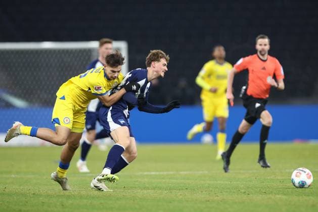21.11.2025, xtgx, Fussball 2. Bundesliga, Hertha BSC Berlin - Eintracht Braunschweig emspor, v.l. Max Marie (Braunschweig, 15), Maurice Krattenmacher (Hertha, 14) Zweikampf, Duell, Kampf, tackle (DFL DFB REGULATIONS PROHIBIT ANY USE OF PHOTOGRAPHS as IMAGE SEQUENCES and or QUASI-VIDEO) Berlin