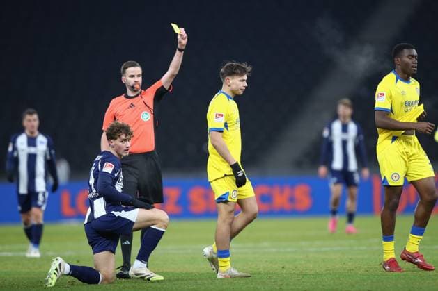 21.11.2025, xtgx, Fussball 2. Bundesliga, Hertha BSC Berlin - Eintracht Braunschweig emspor, v.l. Max Marie (Braunschweig, 15) Gelbe Karte, yellow card (DFL DFB REGULATIONS PROHIBIT ANY USE OF PHOTOGRAPHS as IMAGE SEQUENCES and or QUASI-VIDEO) Berlin