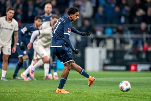 21.10.2025, Fußball, VfL Bochum - SG Dynamo Dresden, 2. Fußball Bundesliga, Vonovia Ruhrstadion, Saison 2025 2026: Francis Onyeka (VfL Bochum 21) verschießt den Elfmeter und steht enttäuscht auf dem Spielfeld DFB regulations prohibit any use of photographs as image sequences and or quasi-video. Nordrhein-Westfalen Deutschland