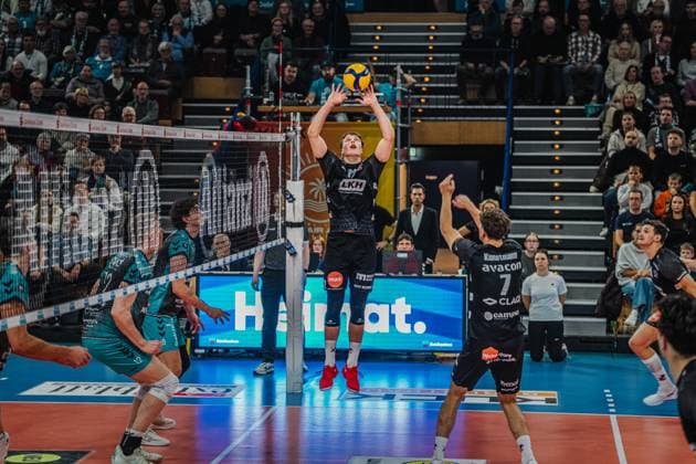 Volleyball Herren Saison 2025 2026 Volleyball Bundesliga Hauptrunde SWD powervolleys Düren vs. SVG Lüneburg 21.11.2025 Santeri Välimaa ( 12 SVG Lüneburg) spielt den Ball zu