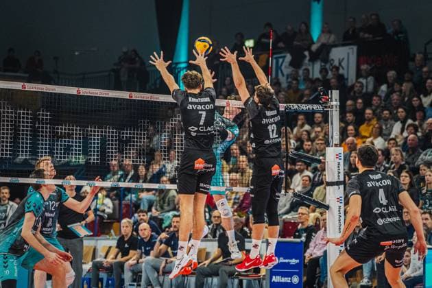 Volleyball Herren Saison 2025 2026 Volleyball Bundesliga Hauptrunde SWD powervolleys Düren vs. SVG Lüneburg 21.11.2025 Sjors Tijhuis ( 5 SWD powervolleys Düren) gegen den Block von Joscha Kunstmann ( 7 SVG Lüneburg) und Santeri Välimaa ( 12 SVG Lüneburg)
