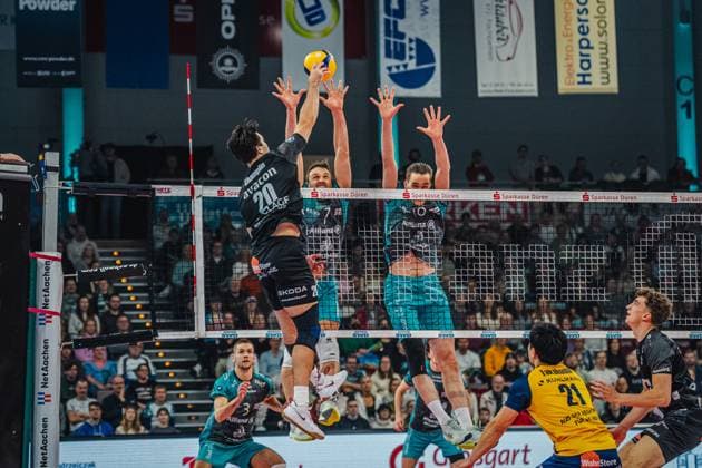 Volleyball Herren Saison 2025 2026 Volleyball Bundesliga Hauptrunde SWD powervolleys Düren vs. SVG Lüneburg 21.11.2025 Ethan Champlin ( 20 SVG Lüneburg) gegen den Block von Jordan Canham ( 7 SWD powervolleys Düren) und Petteri Tyynismaa ( 10 SWD powervolleys Düren)