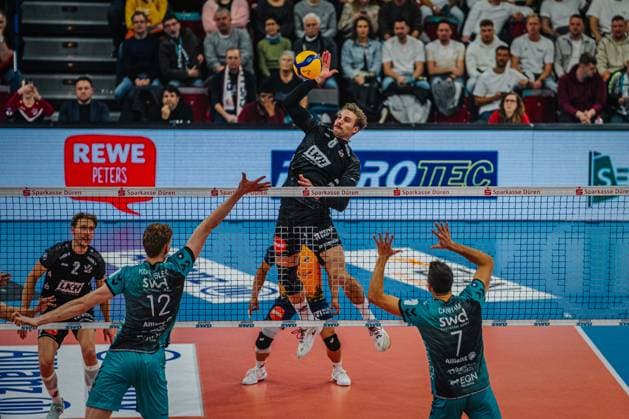 Volleyball Herren Saison 2025 2026 Volleyball Bundesliga Hauptrunde SWD powervolleys Düren vs. SVG Lüneburg 21.11.2025 Jackson Howe ( 6 SVG Lüneburg) schlägt über den Block von Siebe Korenblek ( 12 SWD powervolleys Düren) und Jordan Canham ( 7 SWD powervolleys Düren)