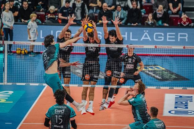 Volleyball Herren Saison 2025 2026 Volleyball Bundesliga Hauptrunde SWD powervolleys Düren vs. SVG Lüneburg 21.11.2025 Robin Baghdaday ( 8 SWD powervolleys Düren) gegen den Block von Christopher Byam ( 4 SVG Lüneburg), Joscha Kunstmann ( 7 SVG Lüneburg) und Ethan Champlin ( 20 SVG Lüneburg) *** Volleyball mens season 2025 2026 Volleyball Bundesliga main round SWD powervolleys Düren vs SVG Lüneburg 21 11 2025 Robin Baghdaday 8 SWD powervolleys Düren against the block of Christopher Byam 4 SVG Lüneburg , Joscha Kunstmann 7 SVG Lüneburg and Ethan Champlin 20 SVG Lüneburg