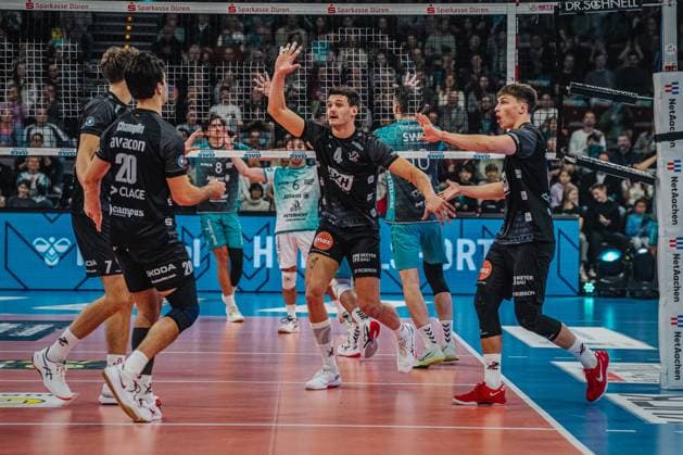 Volleyball Herren Saison 2025 2026 Volleyball Bundesliga Hauptrunde SWD powervolleys Düren vs. SVG Lüneburg 21.11.2025 Die Mannschaft der SVG Lüneburg jubelt