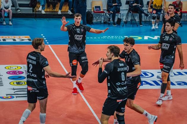 Volleyball Herren Saison 2025 2026 Volleyball Bundesliga Hauptrunde SWD powervolleys Düren vs. SVG Lüneburg 21.11.2025 Die Mannschaft der SVG Lüneburg jubelt