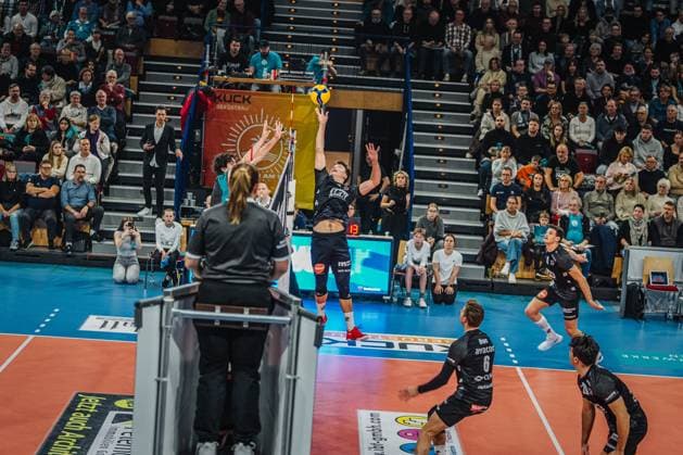 Volleyball Herren Saison 2025 2026 Volleyball Bundesliga Hauptrunde SWD powervolleys Düren vs. SVG Lüneburg 21.11.2025 Santeri Välimaa ( 12 SVG Lüneburg) rettet dein Ball einhändig über dem Netz