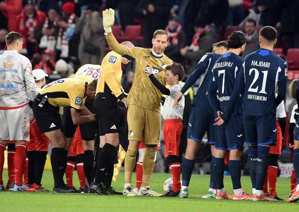 21.11.2025, xhbx, Fussball 1.Bundesliga, FSV Mainz 05 - TSG Hoffenheim v.l. Oliver Baumann (TSG 1899 Hoffenheim) (DFL DFB REGULATIONS PROHIBIT ANY USE OF PHOTOGRAPHS as IMAGE SEQUENCES and or QUASI-VIDEO) Mainz