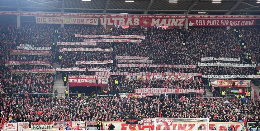 21.11.2025, xhbx, Fussball 1.Bundesliga, FSV Mainz 05 - TSG Hoffenheim v.l. Fans, Stimmung, Schals, Fahne, Banner von FSV Mainz 05 (DFL DFB REGULATIONS PROHIBIT ANY USE OF PHOTOGRAPHS as IMAGE SEQUENCES and or QUASI-VIDEO) Mainz