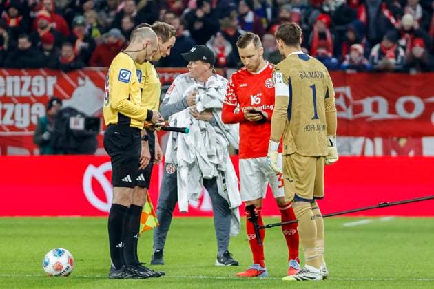 Platzwahl, Silvan Widmer (1.FSV Mainz, 30) und Oliver Baumann (TSG Hoffenheim, 01) , Deutschland, Fussball, 1. Bundesliga, 11.Spieltag, 2025 2026, 1.FSV Mainz vs. TSG 1899 Hoffenheim, 21.11.2025, Mewa Arena, Mainz, Deutschland Mainz Mewa Arena Rheinland-Pfalz Deutschland